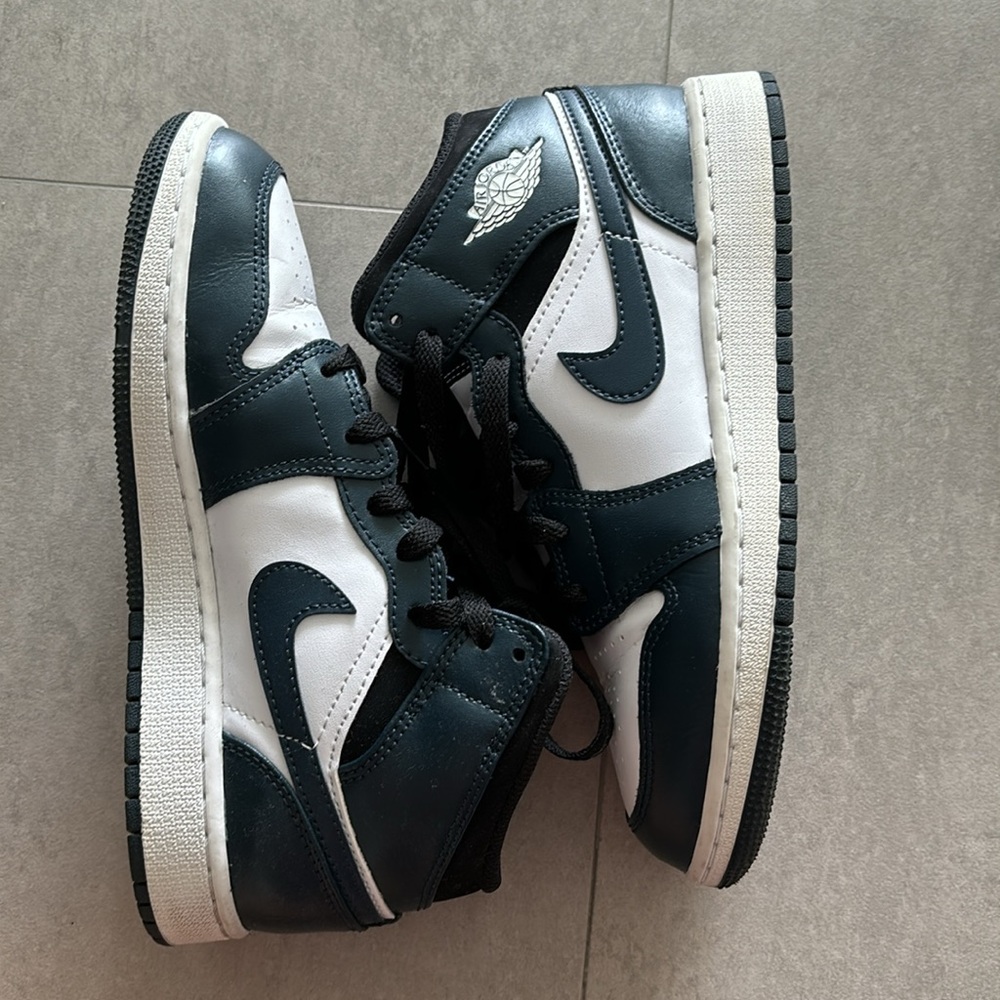 Nike air jordan 1. White, darle green/blue, black